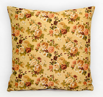 декоративная гобеленовая наволочка из ткани с розами на бежевом для дивана