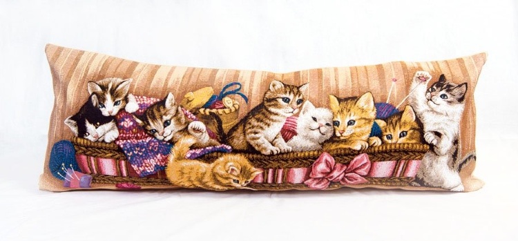 Игривые котята в корзине- гобеленовая наволочка
